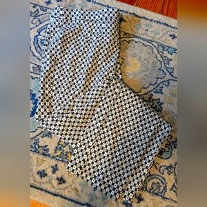 Black and White Geometric Patterned Capri Pants